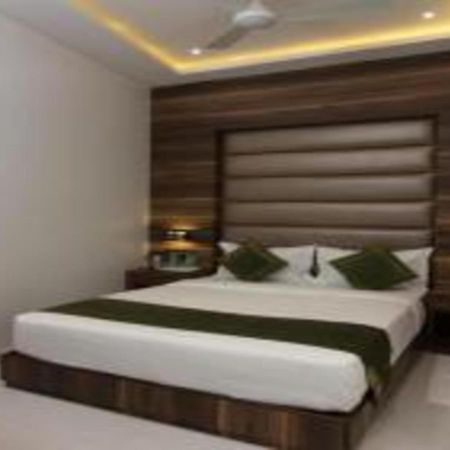 Hotel Meriton Mumbai International Airport T-2 Exterior photo