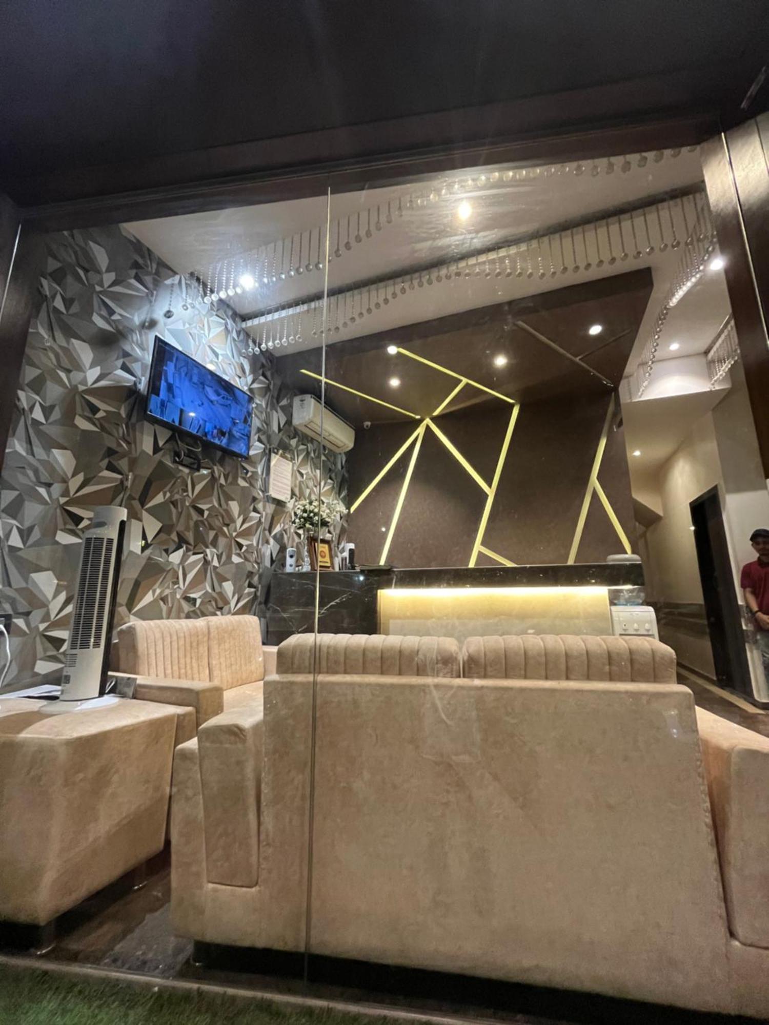 Hotel Meriton Mumbai International Airport T-2 Exterior photo