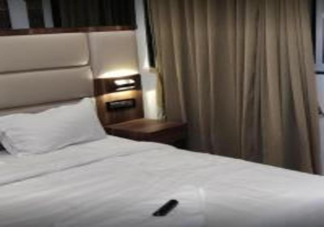 Hotel Meriton Mumbai International Airport T-2 Exterior photo